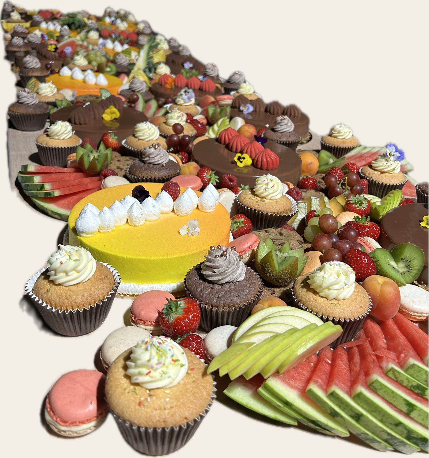 La planche des desserts EPICURA : entremets, cupcakes, macarons et fruits frais
