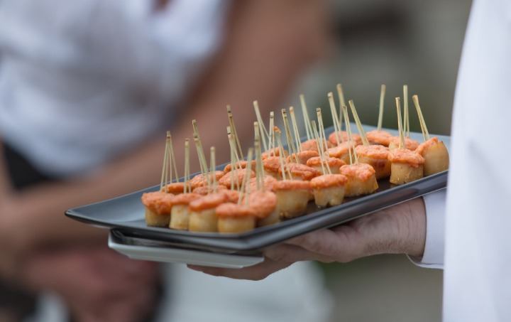 Plateau de Saint-Jacques en viennoise de chorizo servi pendant le cocktail