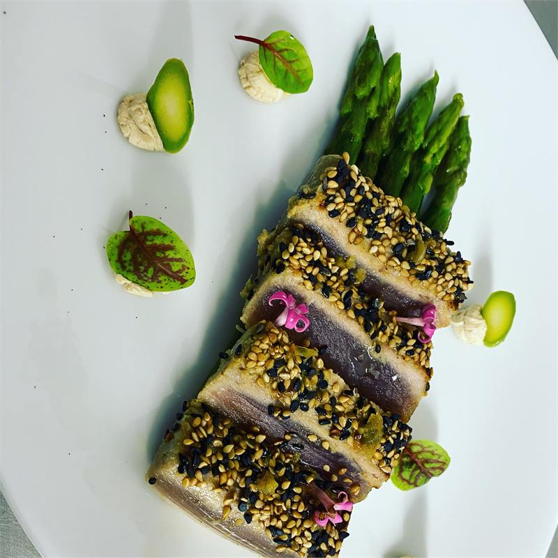 Thon en croûte de sésame, asperges vertes et jeunes pousses